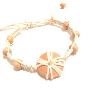 NWT UNISEX CREAM COLORED BRACELET  WITH ADJUSTABLE  DRAWSTRING AND WOODEN  BEADS
